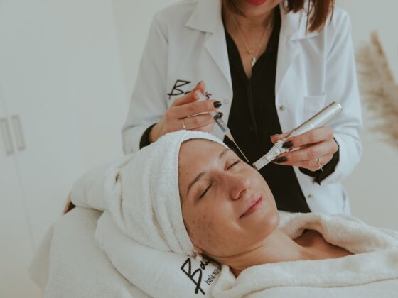 Eine Frau erhält eine ästhetische Behandlung in einem Schönheitssalon, der auf kosmetische Behandlungen spezialisiert ist.